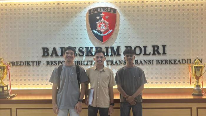 LAPORKAN HAKIM MK - Aliansi Masyarakat Pemerhati Konstitusi melaporkan Hakim Konstitusi Arsul Sani ke Bareskrim Polri terkait dugaan penggunaan ijazah doktor palsu, pada Jumat (14/11/2025).