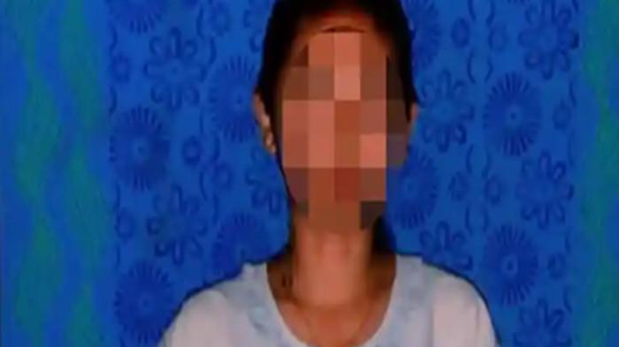 SANDAL DIPOTONG GURU - KL, siswi SMP 3 Kelurahan Sinaboi, Kecamatan Sinaboi, Kabupaten Rokan Hilir (Rohil) virla usai sandalnya dipotong guru. Ia mengenakan sandal ke sekolah karena sepatunya rusak.