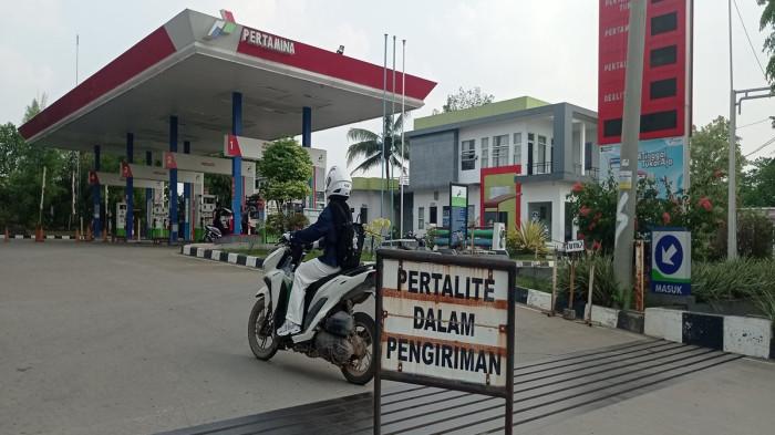BBM KOSONG - Imbas makin perkasanya nilai tukar Dollar terhadap Rupiah membuat harga BBM dalam negeri melambung. Dampaknya pemerintah menaikkan harga Pertamax sehingga konsumen serbu pertalite dan stok pertalite di sejumlah SPBU habis lebih cepat