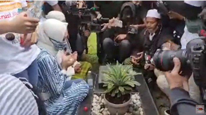 Tak Kuat Kenang Adjie Massaid Buat Angelina Sondakh Pilih Tinggal di Apartemen, Nangis Lihat Foto