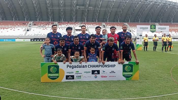 SUMSEL UNITED - (Berdiri) Juninho Cabral (kiri), Syahril, Diego Piress Dall Oca, Aziz Hutagalung, Panggih Triatmojo, Fernando Barbosa, (jongkok) Bayu Gatra (kanan), Tomi Dermawan, Hafit Ibrahim, Irwanto Bajo, Kurniawan Karman. Babak pertama pertandingan Sumsel United melawan Persekat Tegal dengan skor 0-0.