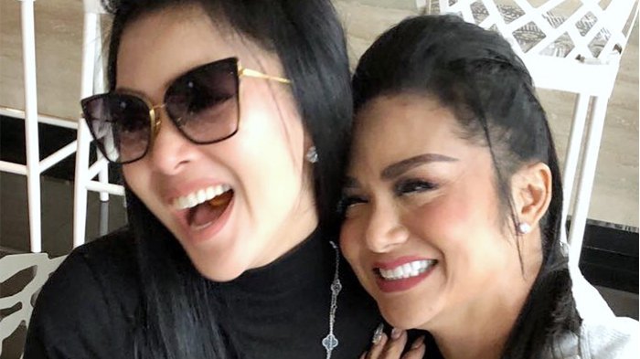 Foto Bareng dengan Diva Krisdayanti, Benda di Tubuh Syahrini Bikin Salfok,Terkuak Nilainya Fantastis