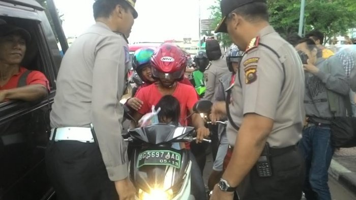 Bagikan 200 Takjil Untuk Pengguna Jalan