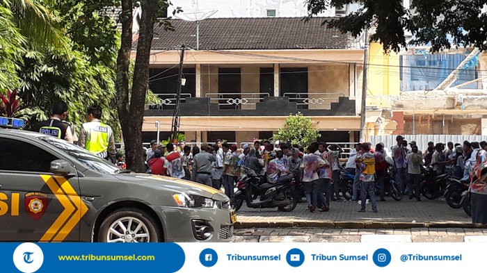 Taman di Samping Lumban Tirta Jadi Titik Kumpul Ratusan Siswa SMA/SMK Rayakan Kelulusan