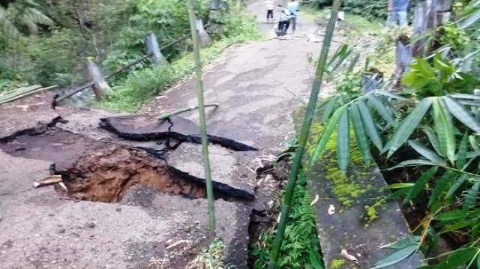 Jembatan Penghubung Desa Cawang Lama -Muara Siban Ambruk. Diduga karena Hujan Deras Guyur Pagaralam