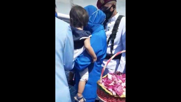 Mengharukan, Keluarga Serka Ryan Yogie Ikuti Prosesi Tabur Bunga Secara Langsung