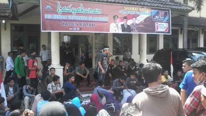 Momen Tasyakuran UIN Raden Fatah Dijadikan Mahasiswa Ajukan Tuntutan