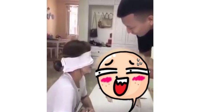 Wanita Cantik ini Main Tebak-tebakan dengan Mata Tertutup, Lihat Apa yang Diciumnya