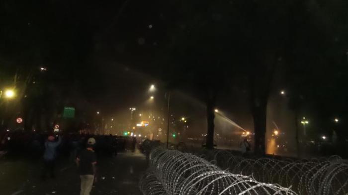 Tembakan Gas Air Mata Bubarkan Demo Buruh di Depan Istana