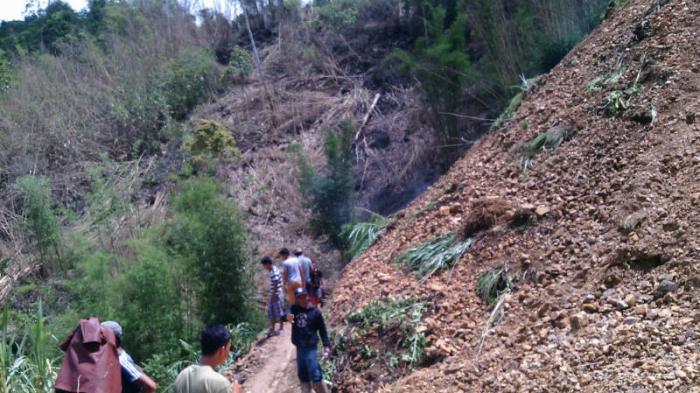 Pemkab OKU Selatan Kirim Satu Unit Alat Berat Ke Lokasi Longsor