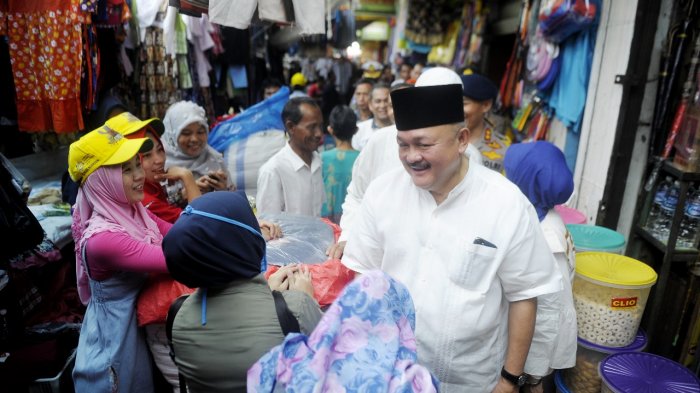Tinjau Kesiapan Pasar Jelang Lebaran, Alex Noerdin Blusukan di Pasar 16 Ilir