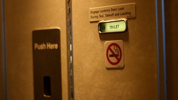 Demi Keluarganya Aman, Pria di India Pilih Karantina Mandiri di Toilet Umum selama Seminggu