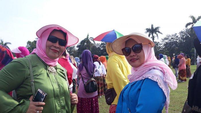 Gunakan Topi Golf Agar Makeup Tak Luntur, Rekor Muri Apel Perempuan Berkebaya dan Jumputan Terbanyak