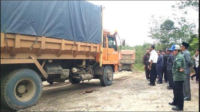DPRD Muratara Cek Langsung Laporan Ada Jalan Kabupaten Dilintasi Truk Angkut Batubara, Ini Hasilnya