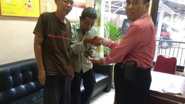 Temukan Uang 20 Juta, Tukang Sampah Keliling Cari Pemiliknya, Sempat Putus Asa dan Begini Akhirnya