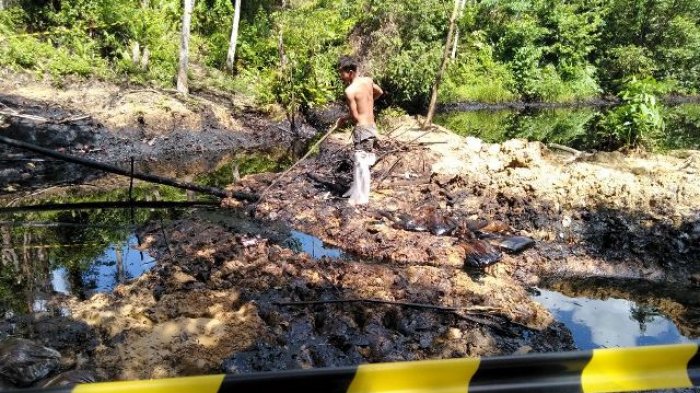 Pipa Pertamina Bocor Diduga Sabotase, Tumpahan Minyak Mentah Genangi Kebun Warga di PALI