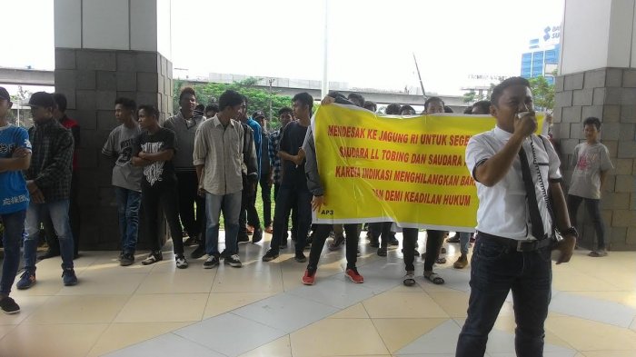 Puluhan Warga Tuntut Kasus Dana Hibah Pemprov Segera Diselesaikan