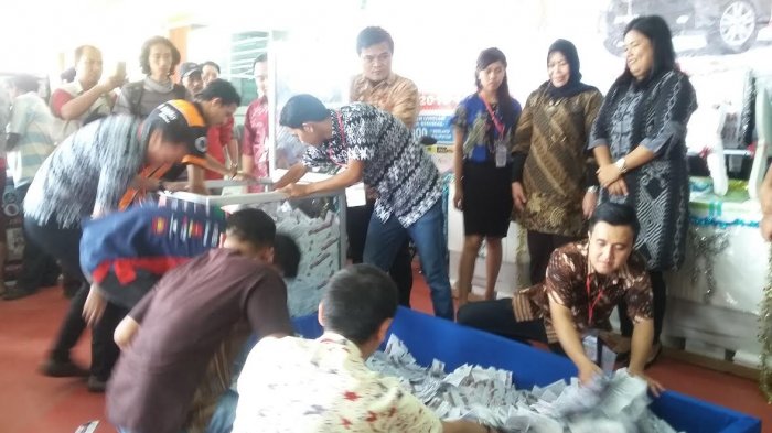 Beli Keramik Warga Tanjung Raja Bawa Pulang Hadiah Mobil