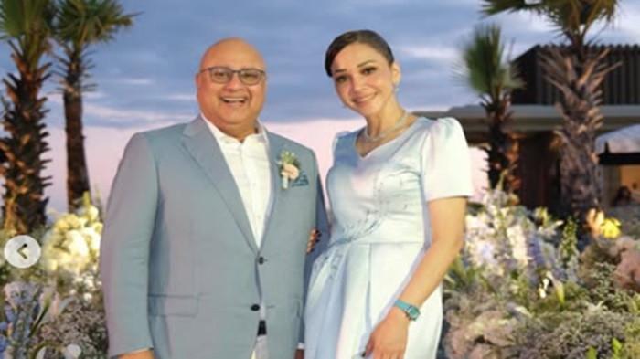 MAIA ESTIANTY DAN SUAMI - Penampilan Maia Estianty dan suaminya di Bali saat menghadiri intimate wedding El Rumi dan Syifa Hadju pada Sabtu (2/4/2026).
