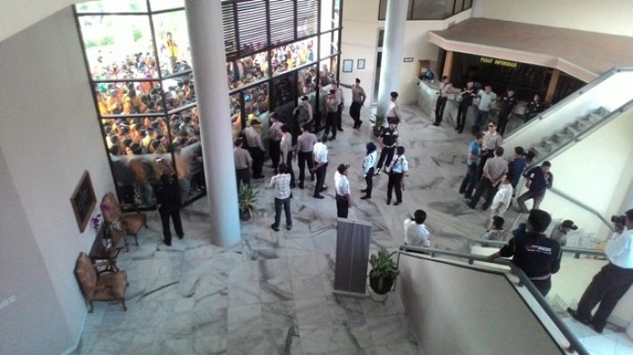 Rektor Tidak Ada di Tempat tapi Mahasiswa Masih Terus Berunjung Rasa, Ini Solusi yang Ditawarkan