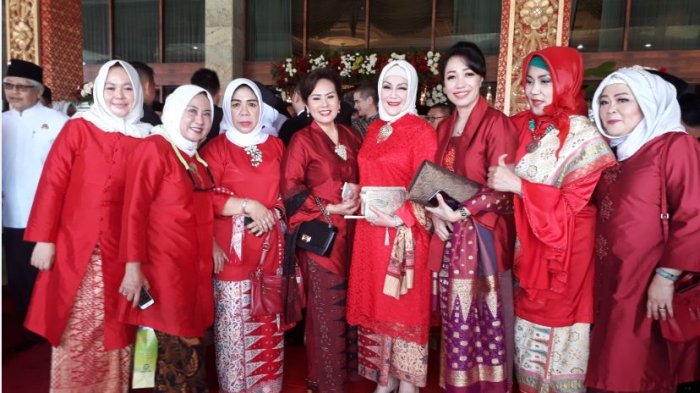 Ibu-ibu Undangan Upacara HUT RI di Griya Agung Kompak Pakai Busana Merah Tanda Semangat