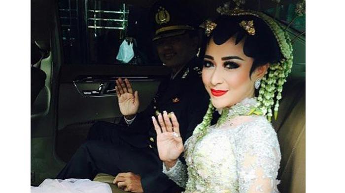 Pejabat Polri Ramai Datang di Resepsi Pernikahan Pedangdut Uut Permatasari