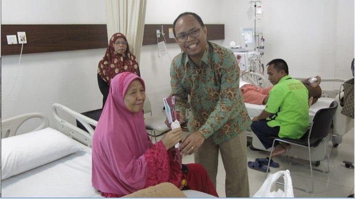 Hari Valentine, RS Siloam Sriwijaya Bagikan Bunga pada Pasien Hemodialisa