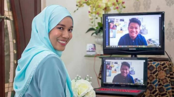 Unik ! Wanita Ini Tunangan Lewat Videocall, Perhatikan Video Bagaimana Pemasangan Cincinya !