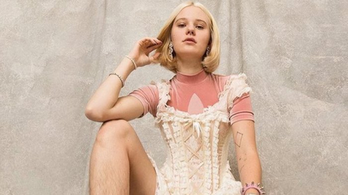 Buset ! Pamer Kaki Berbulu Saat Pemotretan, Model Ini Malah Diancam Akan Diperkosa!