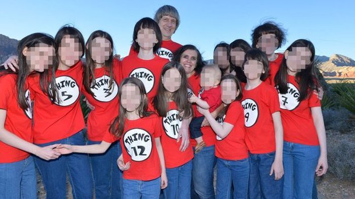 Sekilas Foto Keluarga Ini Terlihat Biasa,Tapi Jika Diteliti Terungkap Ada Fakta Mengerikan Ini