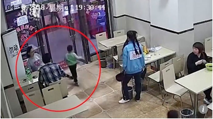 Dikira Jatuh Sendiri, Sang Ibu Murka Saat Tahu Penyebab Anak Jatuh dari Rekaman CCTV,Ternyata