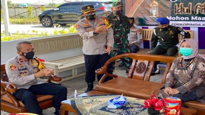 Kapolres Ogan Ilir Dampingi Wakapolda Sumsel Tinjau Posko Penyekatan Gerbang Tol Kramasan