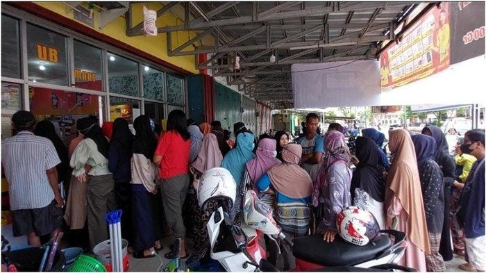 Cerita Emak-emak di OKU Timur, Rela Desak-Desakan Antri Satu Jam Beli Minyak Goreng