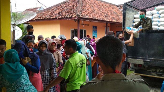 Warga Desak-desakan Belanja di Operasi Pasar Murah, Abaikan Protokoler Pencegahan Covid-19