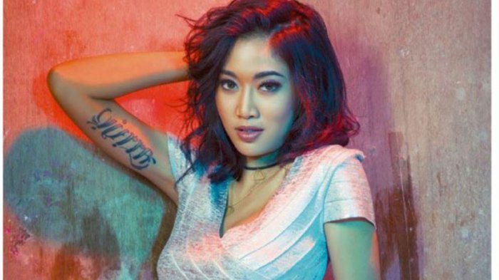 Widy Vierratale Disebut Makin Berani karena Pose Seksi di Majalah Dewasa