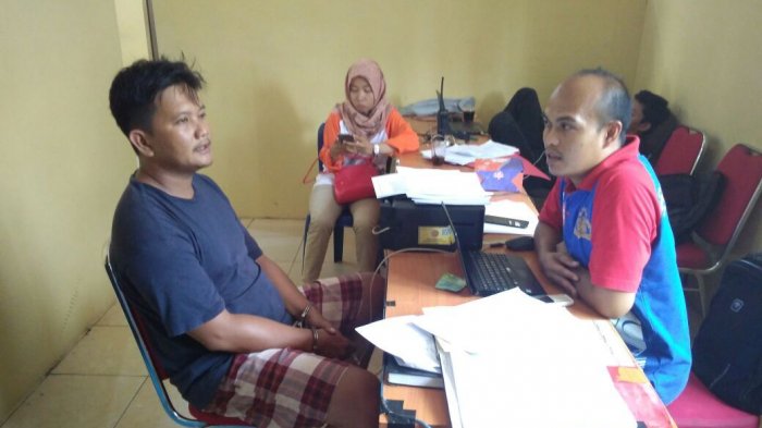 Tega, Deni Dihabisi Depan Istrinya