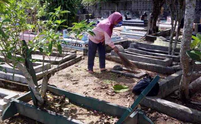 Jelang Ramadhan Warga Ramai Ziarah ke Pemakaman