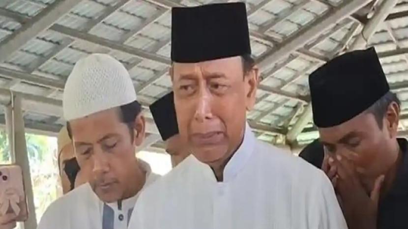 Tangis Wiranto Pecah saat Jenazah Rugaiya Usman Sang Istri Dimasukkan ke Liang Lahat di Karanganyar