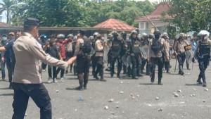 1-Sudah-Ditangkap-Polisi-Masih-Buru-4-Provokator-Demo-di-OKU-yang-Berujung-Ricuh.jpg