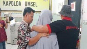 Adek-Bangun-Nak-Tangis-Histeris-Ibu-Mahasiswi-UIN-RF-Palembang-Tewas-di-Kamar-Mandi-Kosan.jpg