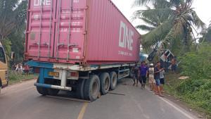 Adu-Kambing-Truk-Trailer-vs-Grand-Max-di-Muara-Enim-Pengemudi-Motor-Ikut-Jadi-Korban-Ringsek.jpg