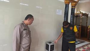 Aksi-Licik-Pencuri-Kotak-Amal-Masjid-di-Empat-Lawang-Rusak-Kabel-Semua-CCTV-Saat-Beraksi.jpg