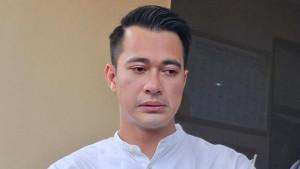 Aktor-Eza-Gionino-ditemui-di-Pengadilan-Agama-Cibinong.jpg