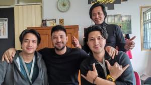 Ammar-Zoni-berfoto-bersama-kedua-1.jpg