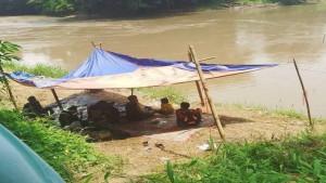 Anaknya-Belum-Ditemukan-Orangtua-Korban-Tenggelam-di-Musi-Rawas-Sudah-18-Hari-Tidur-di-Tepi-Sungai.jpg