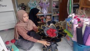 Anggie-dan-rekan-kerjanya-sibuk-1.jpg