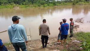 Aparat-gabungan-TNI-Polri-dibantu-warga-menyusuri-aliran-sungai-di-Desa-Embacang.jpg
