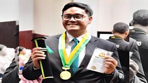 Bagas-Marsudi-putra-dari-mantan-Menteri-Luar-Negeri-Menlu-Retno-Marsudi-yang-resmi-lulus.jpg