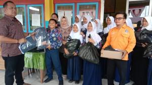 Bahagianya-Ratusan-Murid-SMPN-13-OKU-Dapat-Seragam-Sekolah-Gratis-dari-Bupati-Wakil-Bupati.jpg