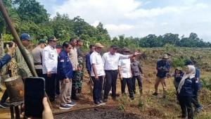 Bahlil-Legalkan-Sumur-Minyak-di-Muba-BUMD-Koperasi-dan-UMKM-Dapat-Kelola-Sumur-Tua.jpg